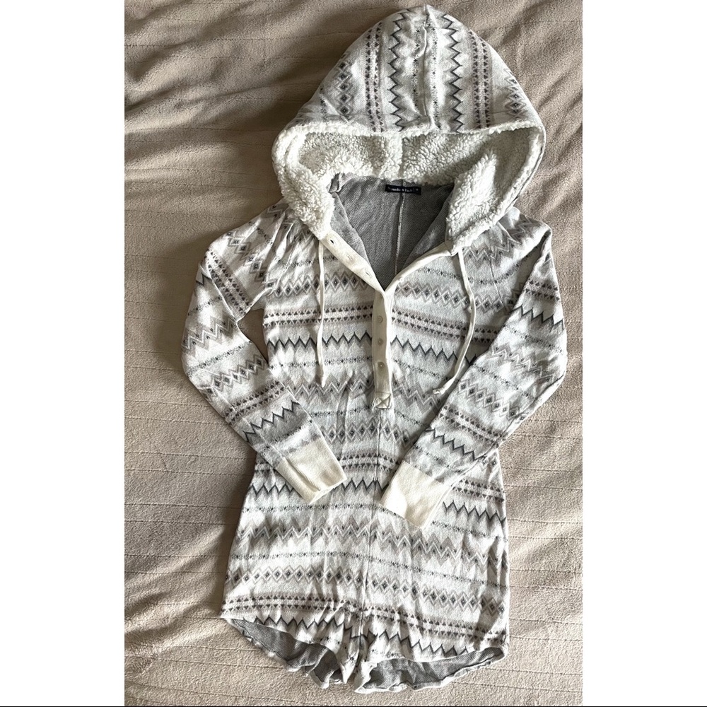 🦙A&F pajama romper with Sherpa hoodie EUC